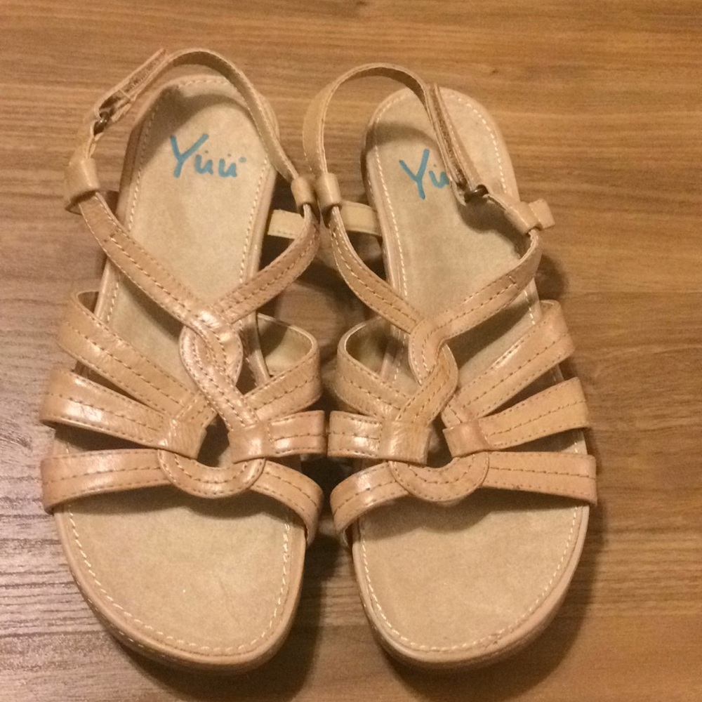 Yuu Sandals NWOT